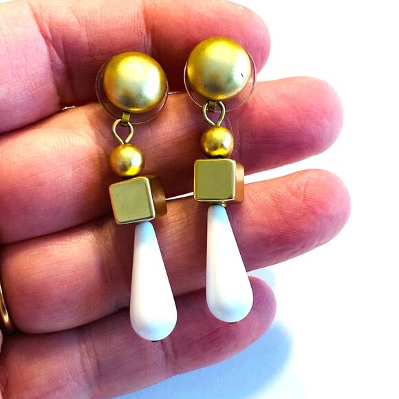 Vintage Goldtone & White Teardrop Pierced Earrings Dangles Drops Fashion Runway - Picture 2 of 5